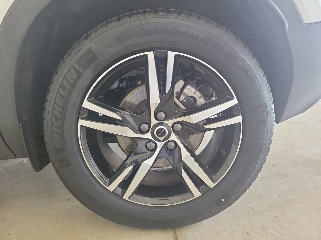 Used 2025 Volvo XC40 B5 Core image 12