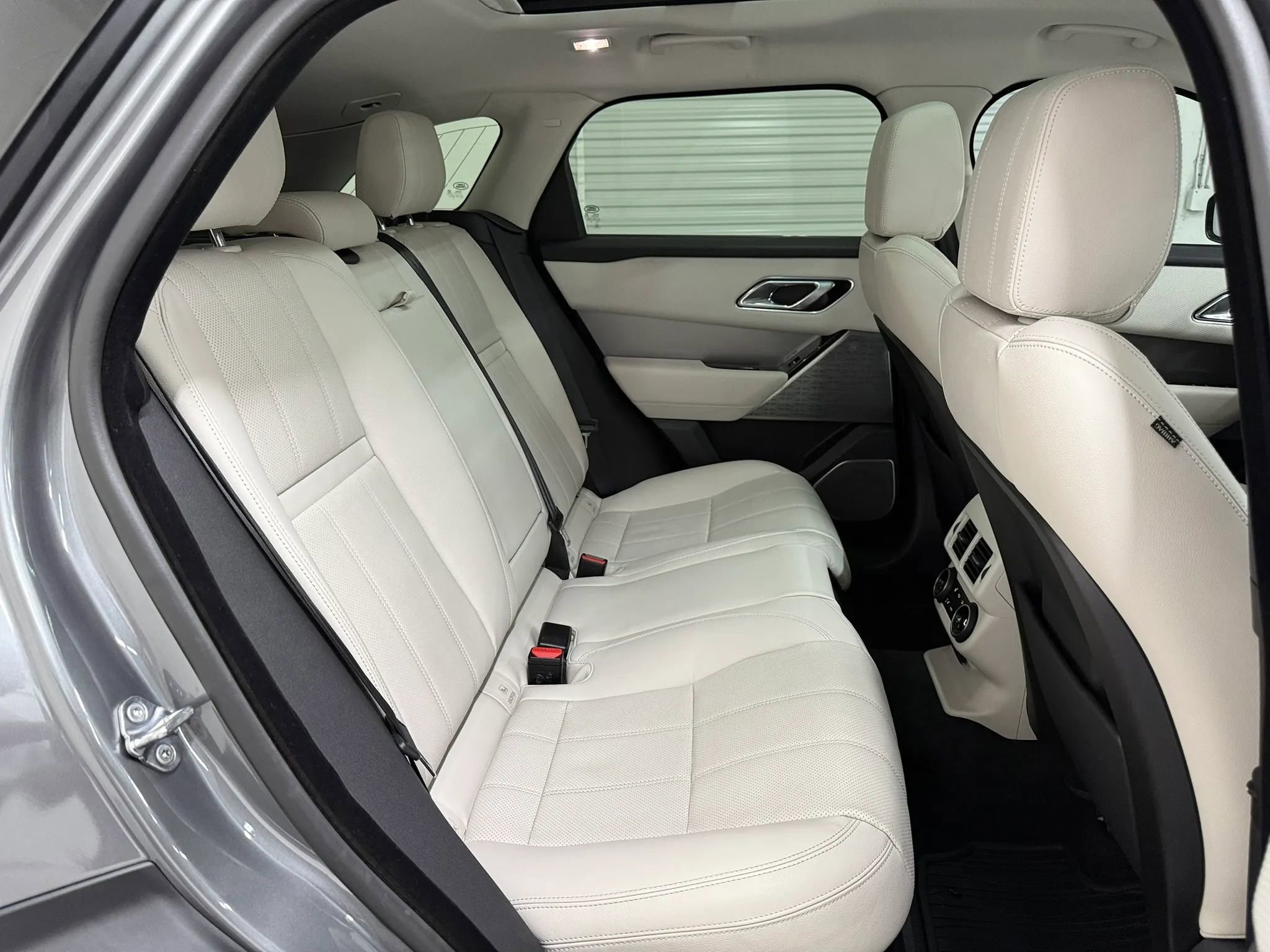 Used 2018 Land Rover Range Rover Velar R-Dynamic SE image 49