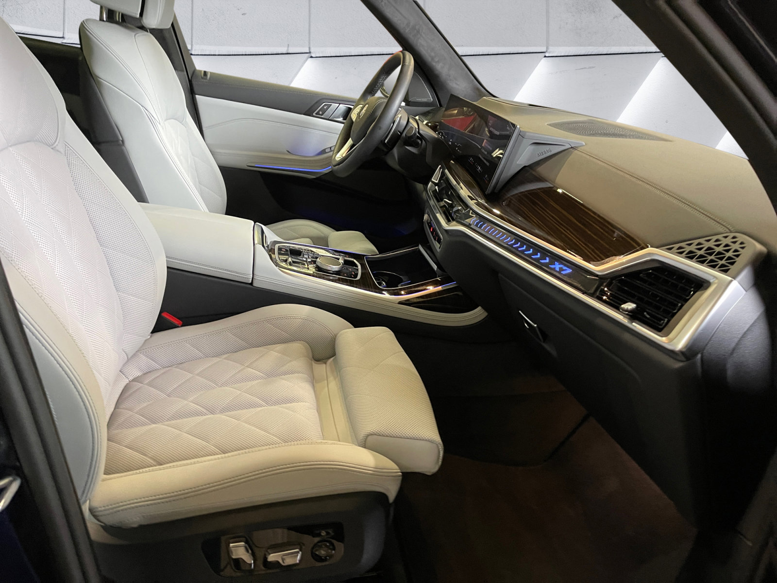Used 2025 BMW X7 xDrive40i image 16