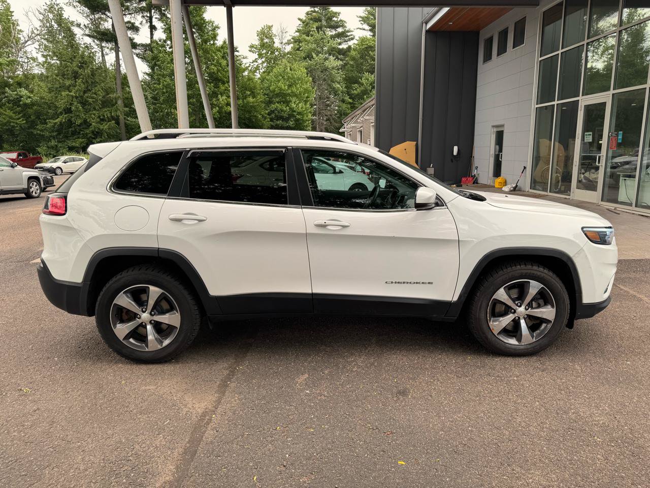 Used 2019 Jeep Cherokee Limited AWD/4WD image 6