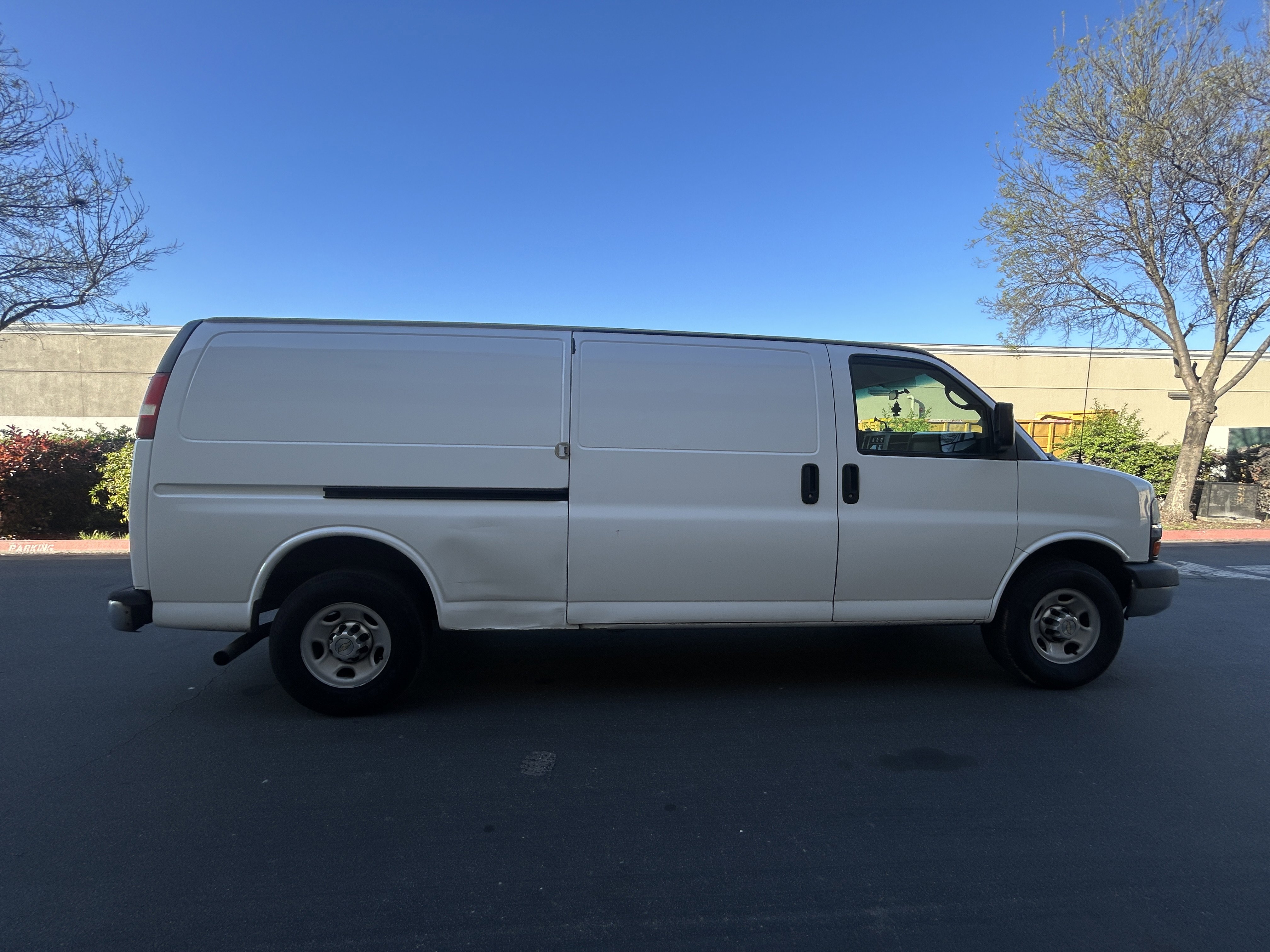 Used 2014 Chevrolet Express 2500 Extended image 3