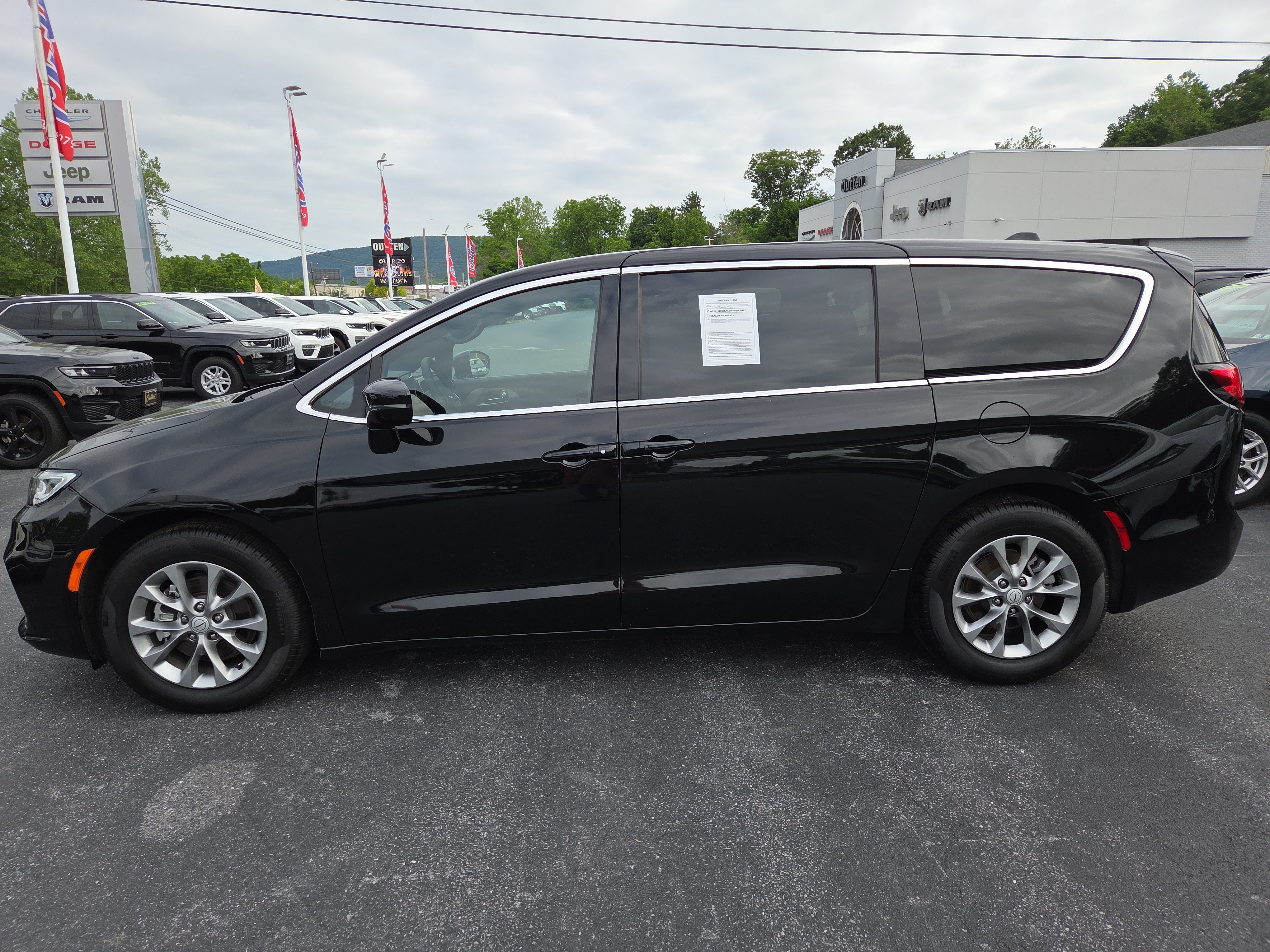 Certified 2026 Chrysler Pacifica Limited FWD image 7