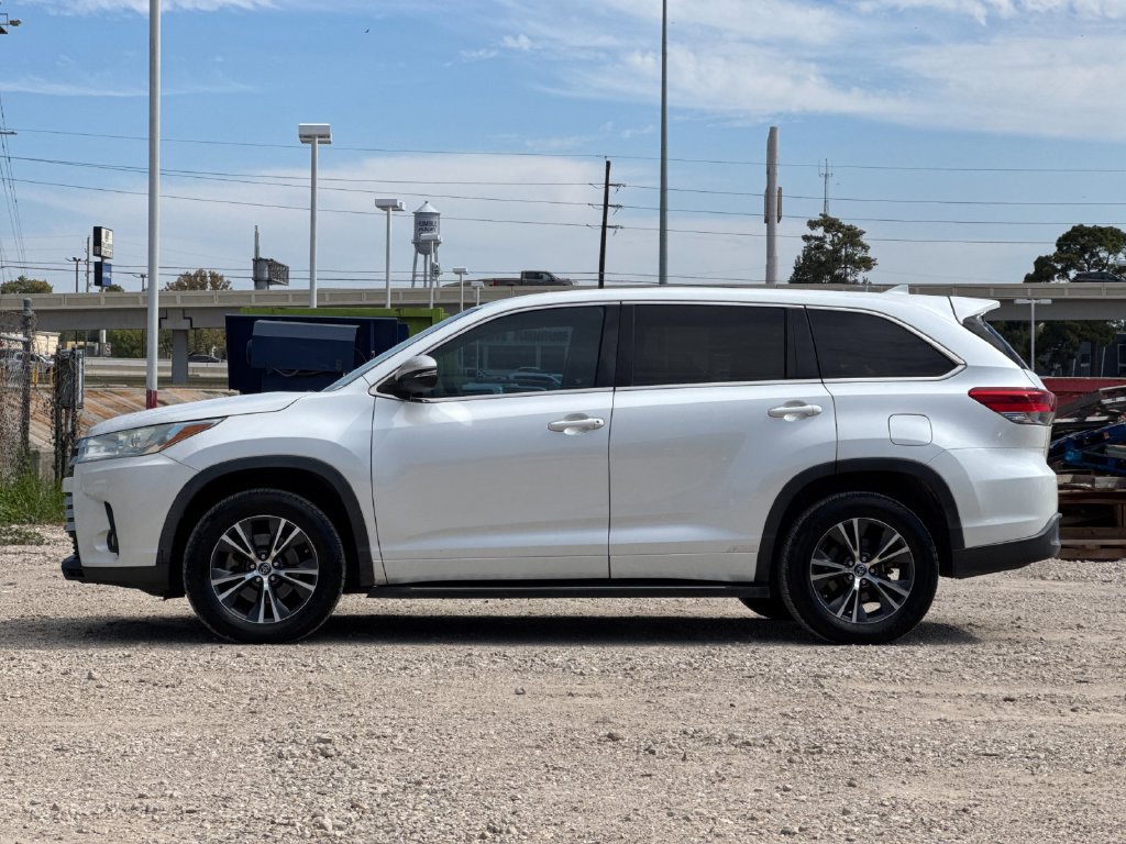 Used 2018 Toyota Highlander Plus FWD image 3