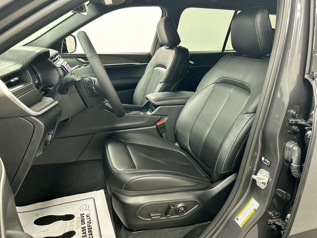 Used 2025 Jeep Grand Cherokee Limited w/ Black Appearance Package image 9