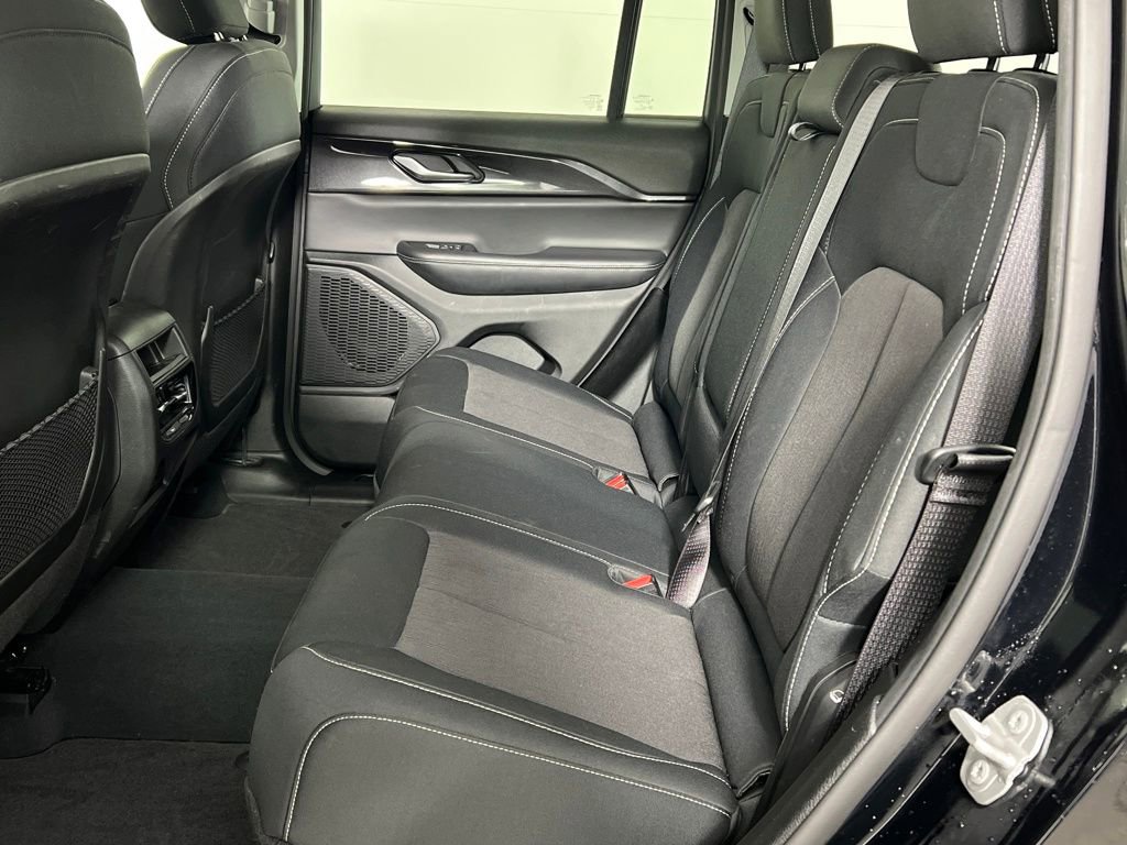 Used 2023 Jeep Grand Cherokee Laredo image 17