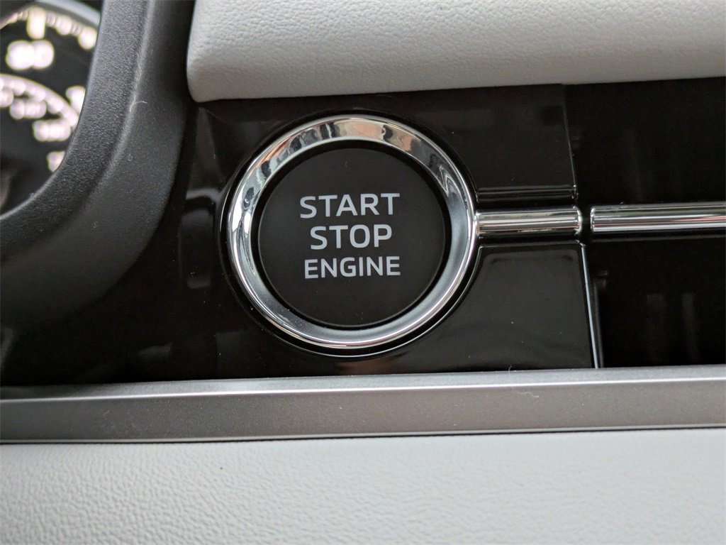 New 2025 Mitsubishi Outlander SE image 27