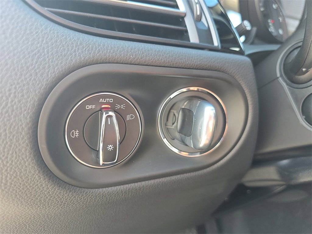 Certified 2025 Porsche Macan image 38