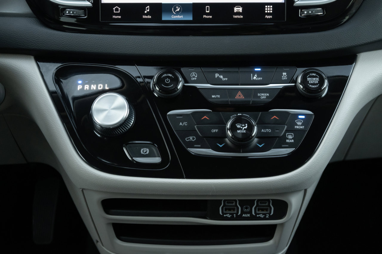 Used 2024 Chrysler Pacifica Touring-L image 33