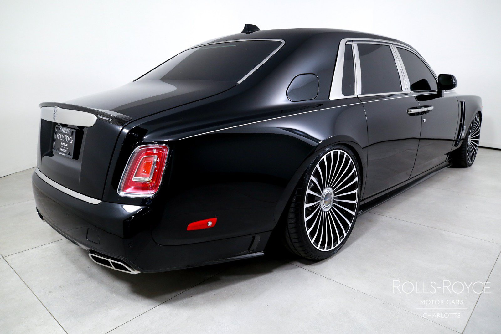 Used 2018 Rolls-Royce Phantom Sedan RWD image 2