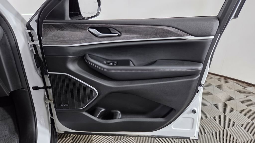 Used 2023 Jeep Grand Cherokee Limited w/ Black Appearance Package image 36