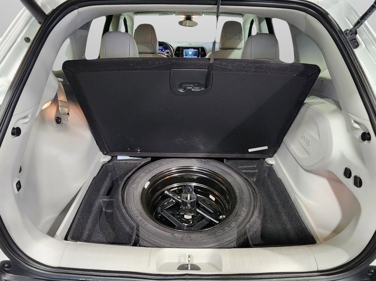 Used 2019 Jeep Cherokee Limited AWD/4WD image 35