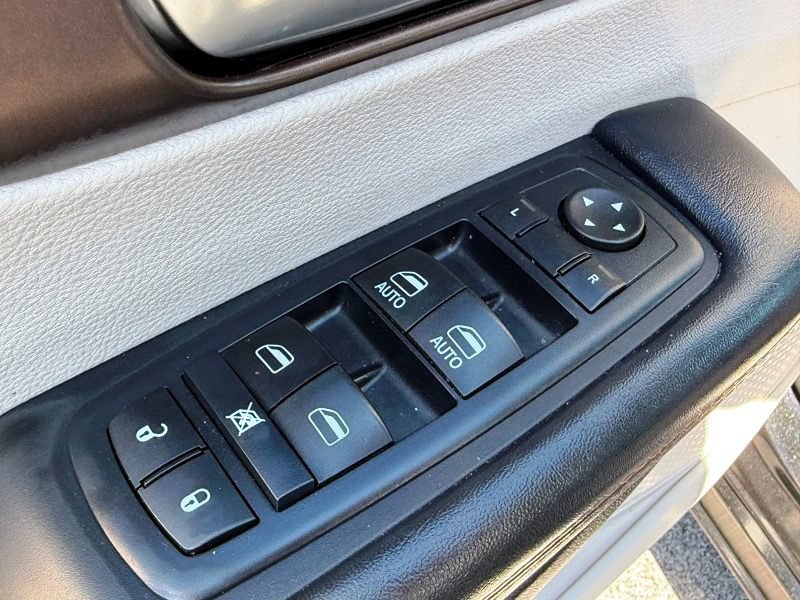 Used 2017 Chrysler Pacifica Touring-L FWD image 31
