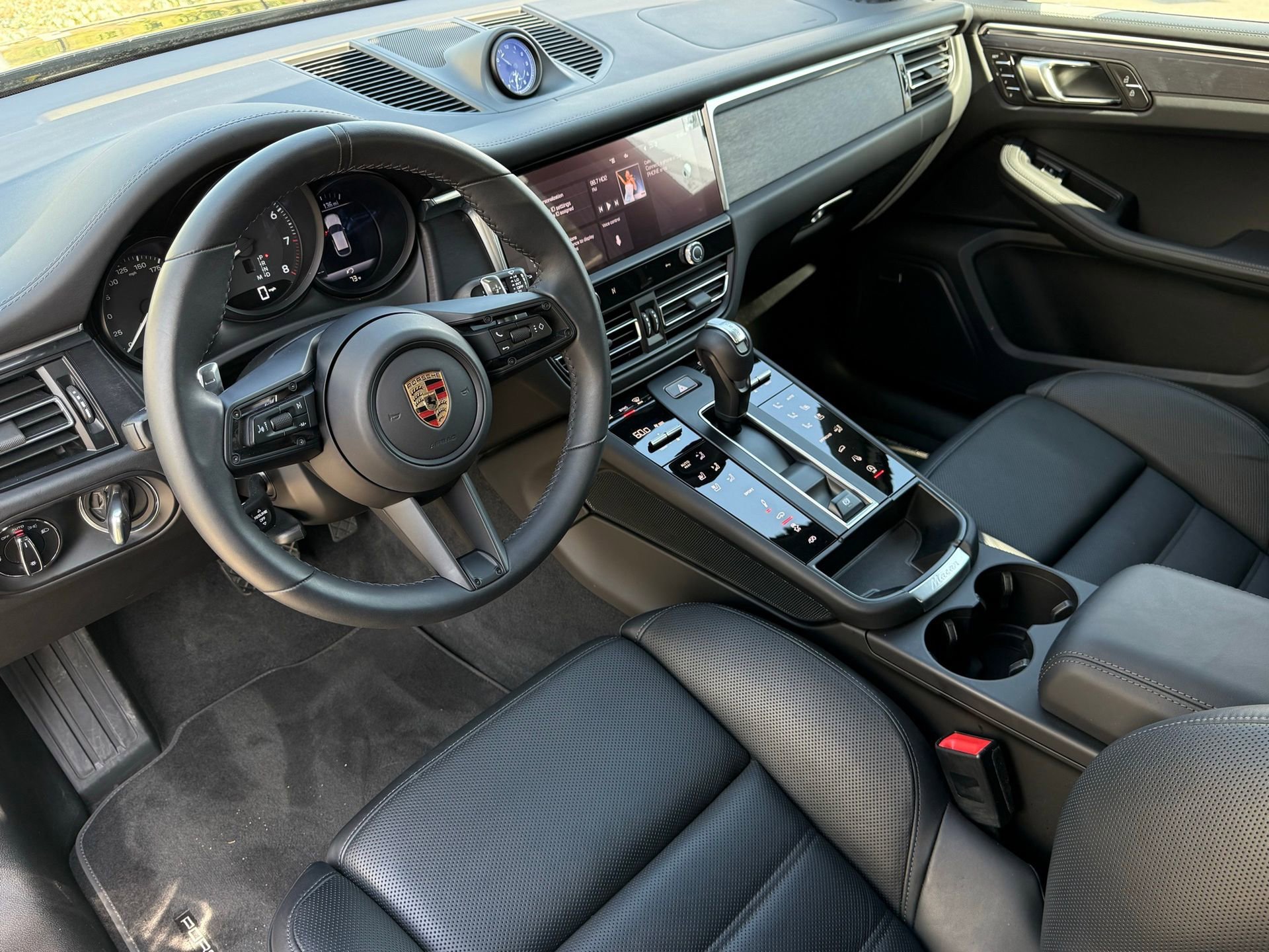 Certified 2025 Porsche Macan GTS image 4