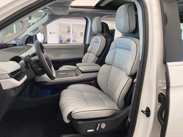 New 2026 Lincoln Navigator L Black Label AWD/4WD image 21