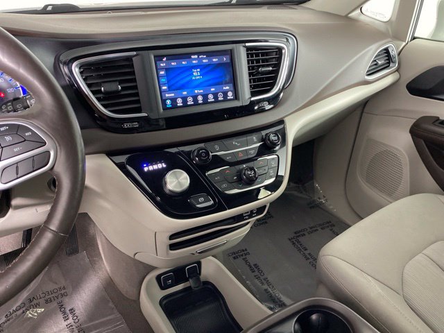 Used 2020 Chrysler Pacifica Touring w/ Cold Weather Group FWD image 28