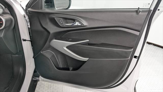 Used 2025 Chevrolet Trax RS w/ Sunroof Package FWD image 23