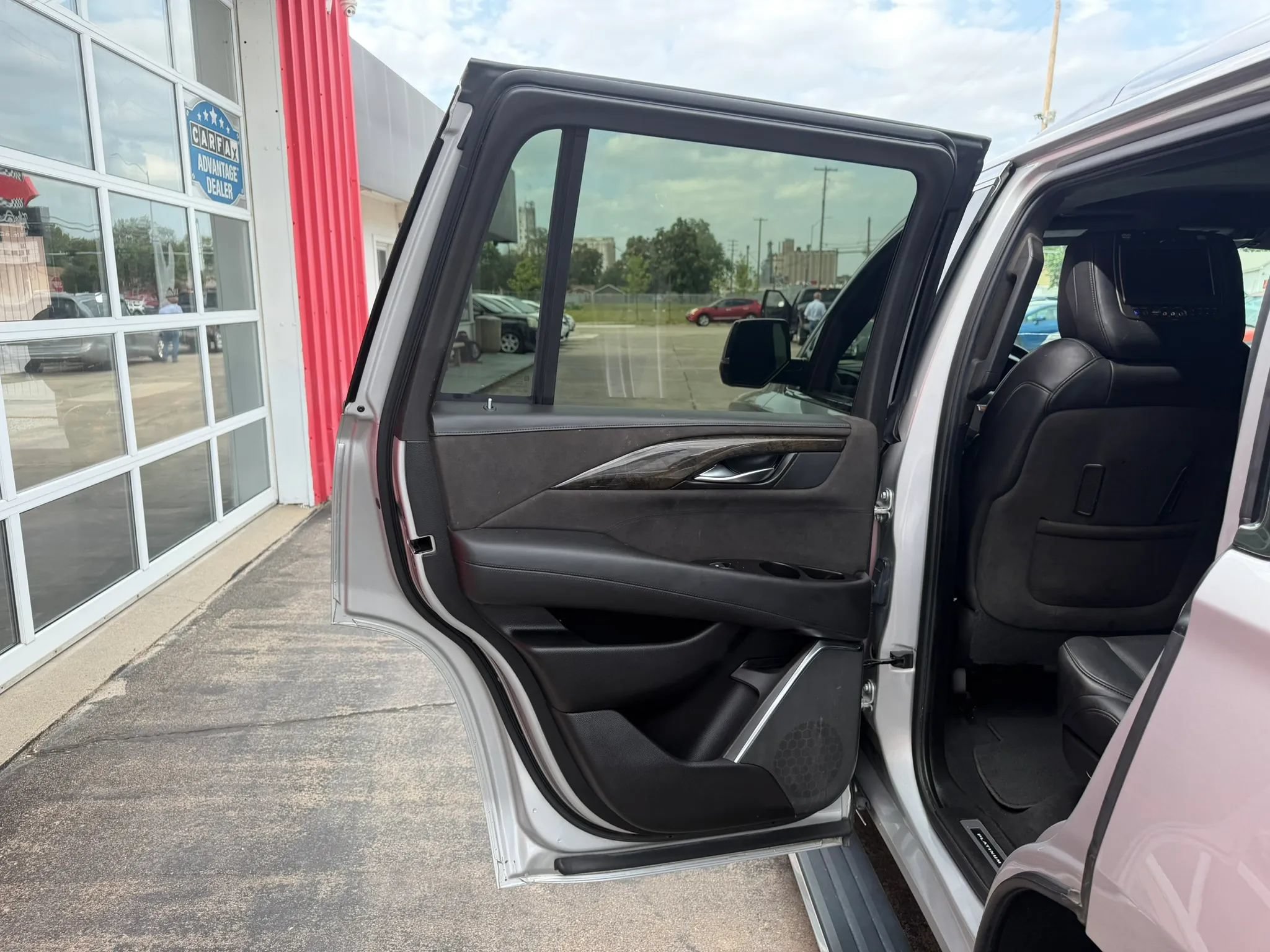 Used 2016 Cadillac Escalade Platinum AWD/4WD image 11