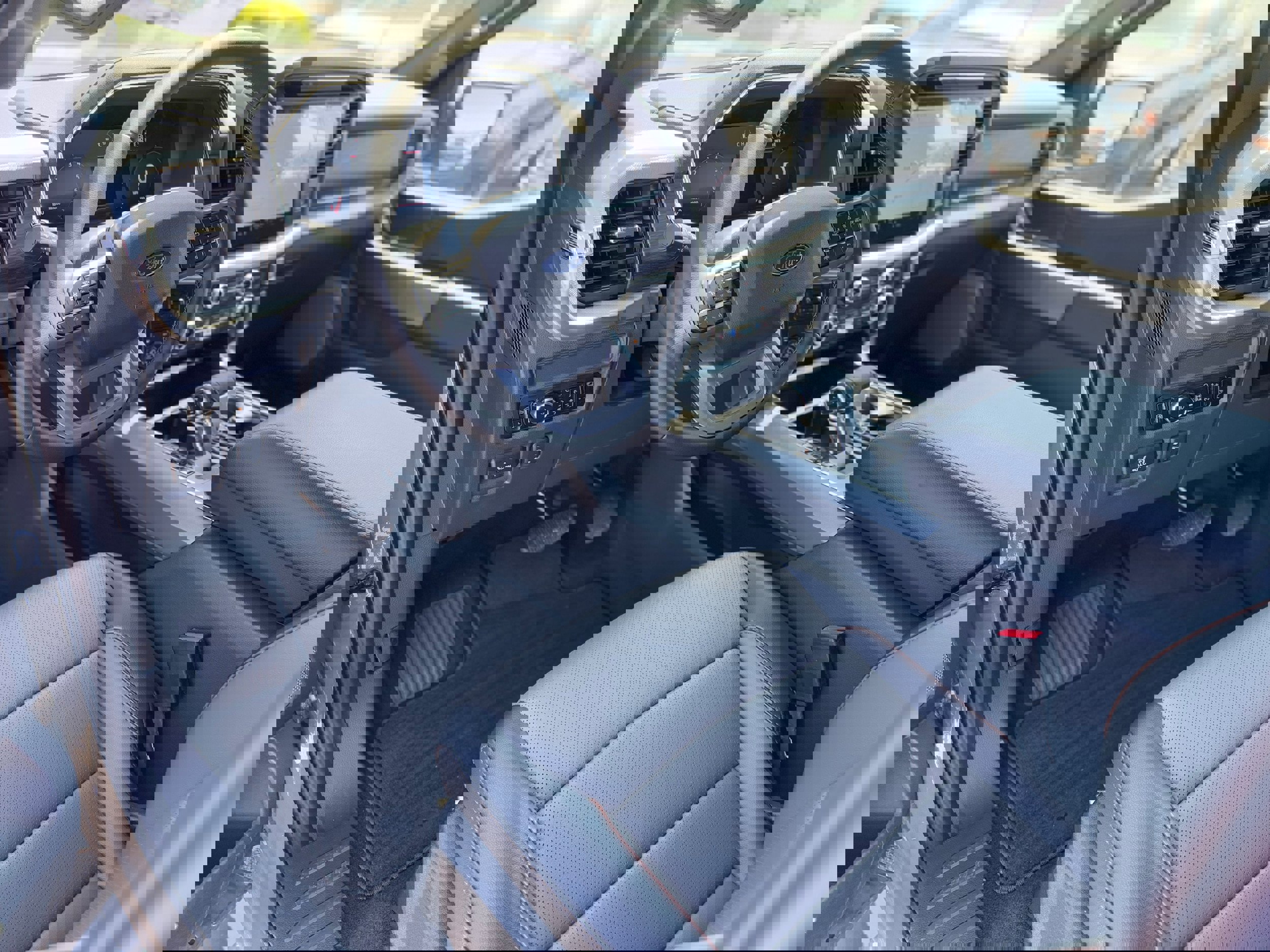 New 2025 Ford F150 Lariat w/ Equipment Group 501A Mid image 11