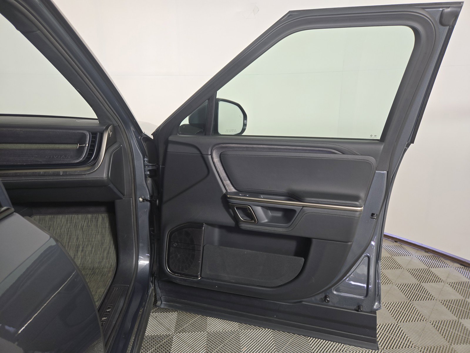 Used 2024 Rivian R1S Adventure AWD/4WD image 18