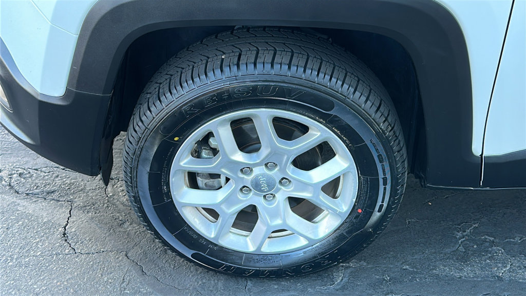 Used 2018 Jeep Renegade Latitude w/ Popular Equipment Group image 9