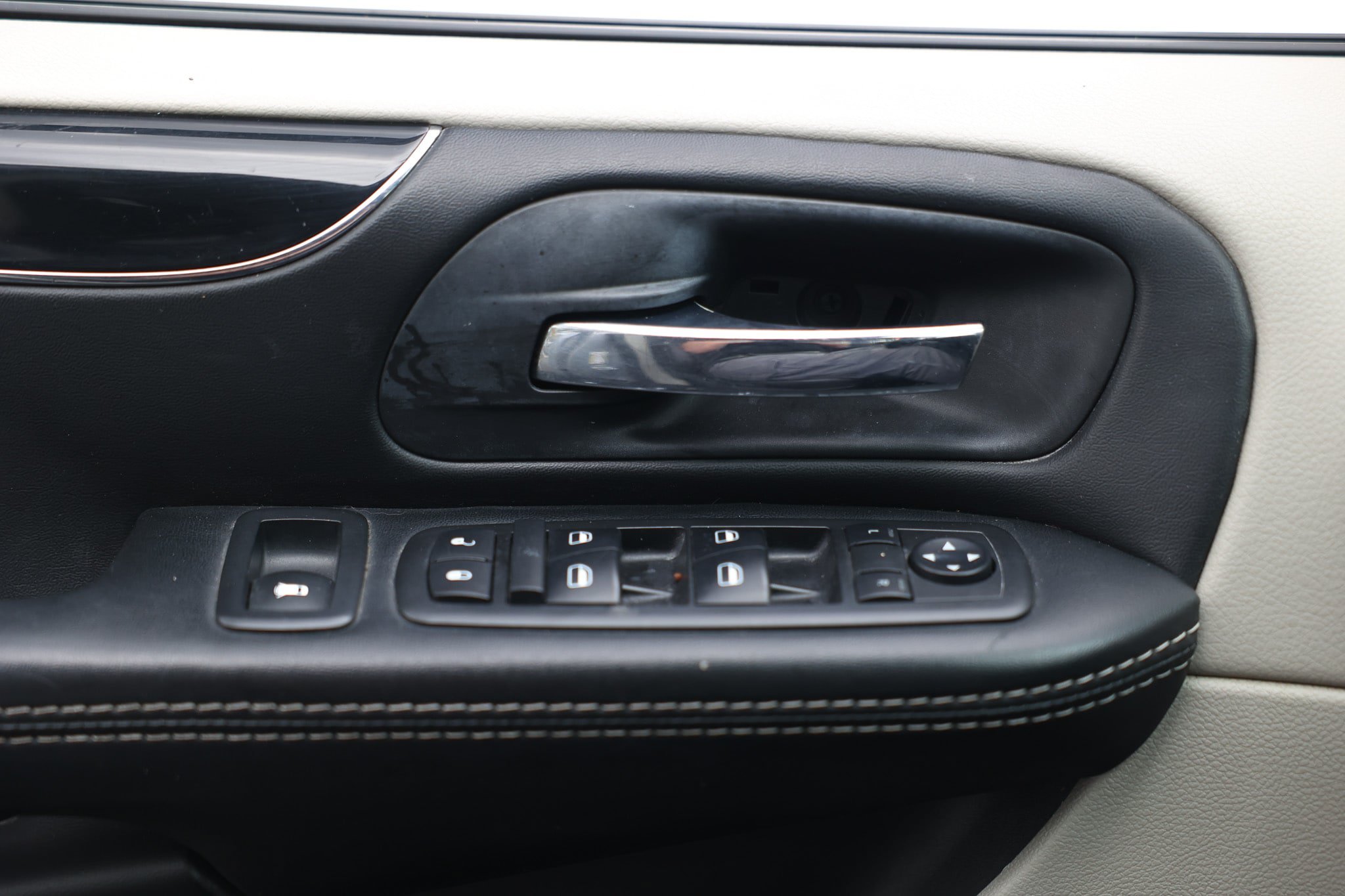 Used 2018 Dodge Grand Caravan SXT FWD image 40