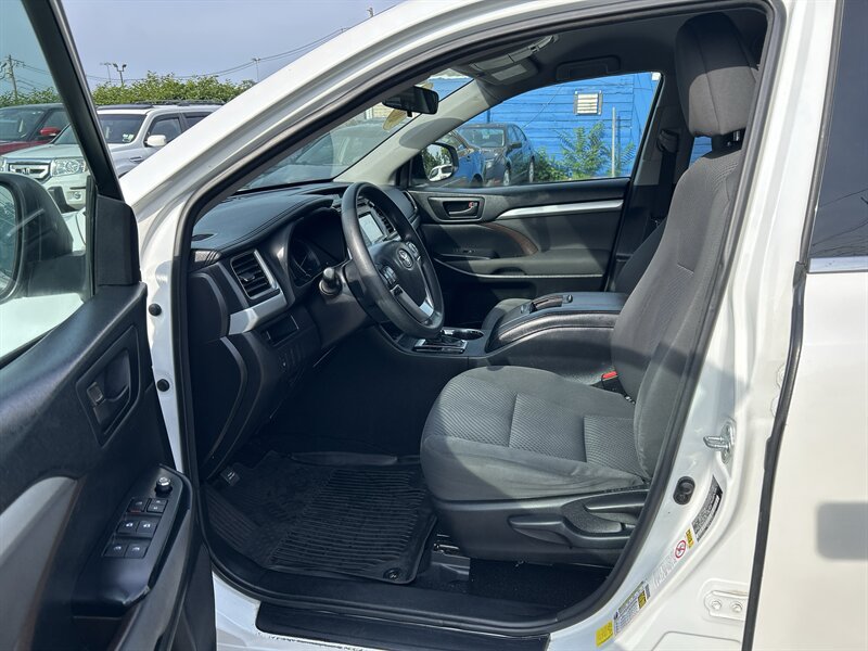 Used 2016 Toyota Highlander LE AWD/4WD image 9