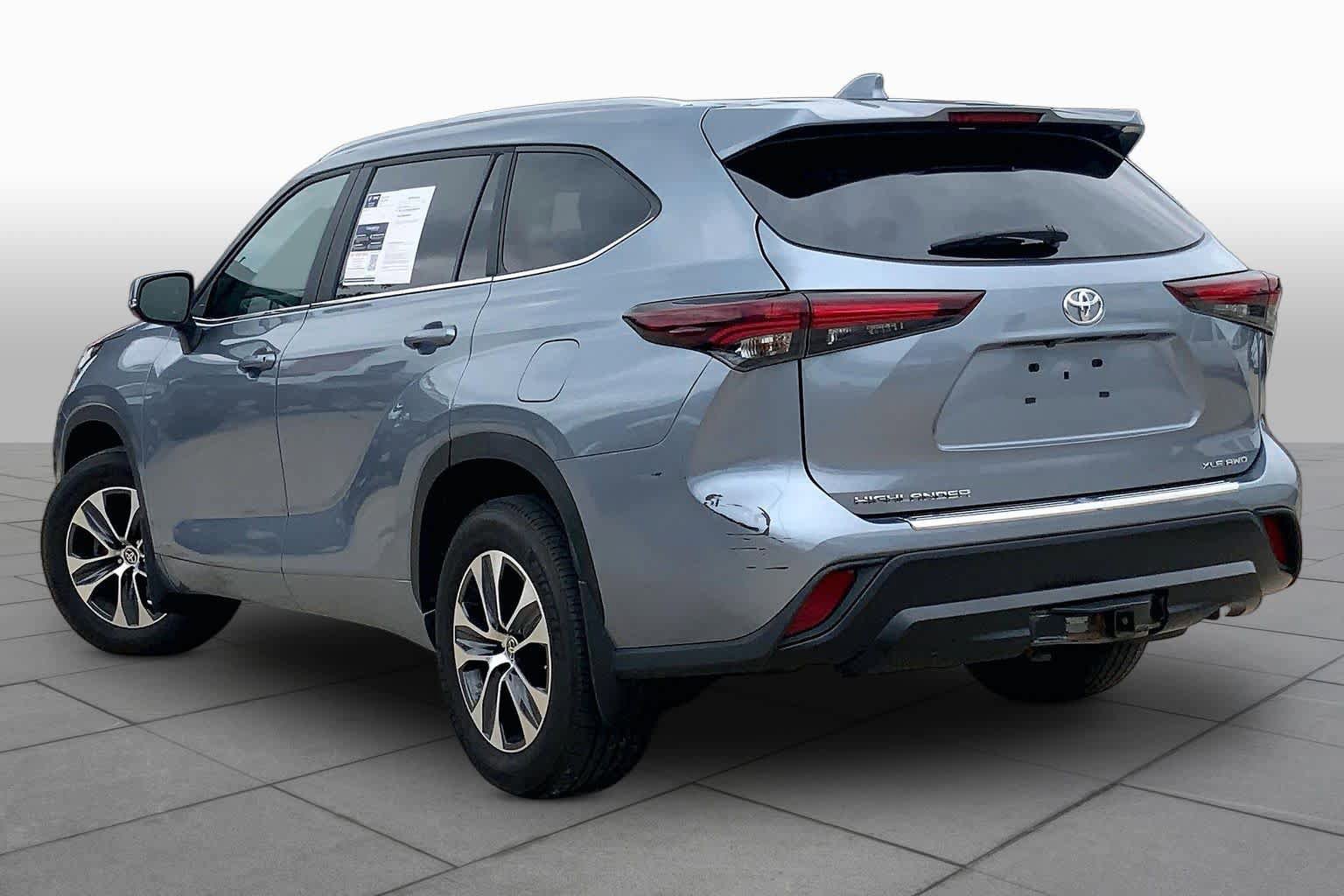 Used 2024 Toyota Highlander XLE AWD/4WD image 12