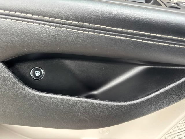 Used 2024 Chrysler Pacifica Limited FWD image 16