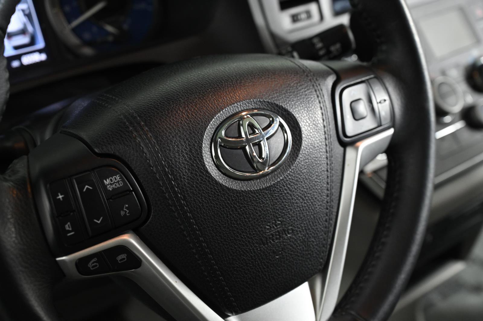 Used 2017 Toyota Sienna XLE image 10