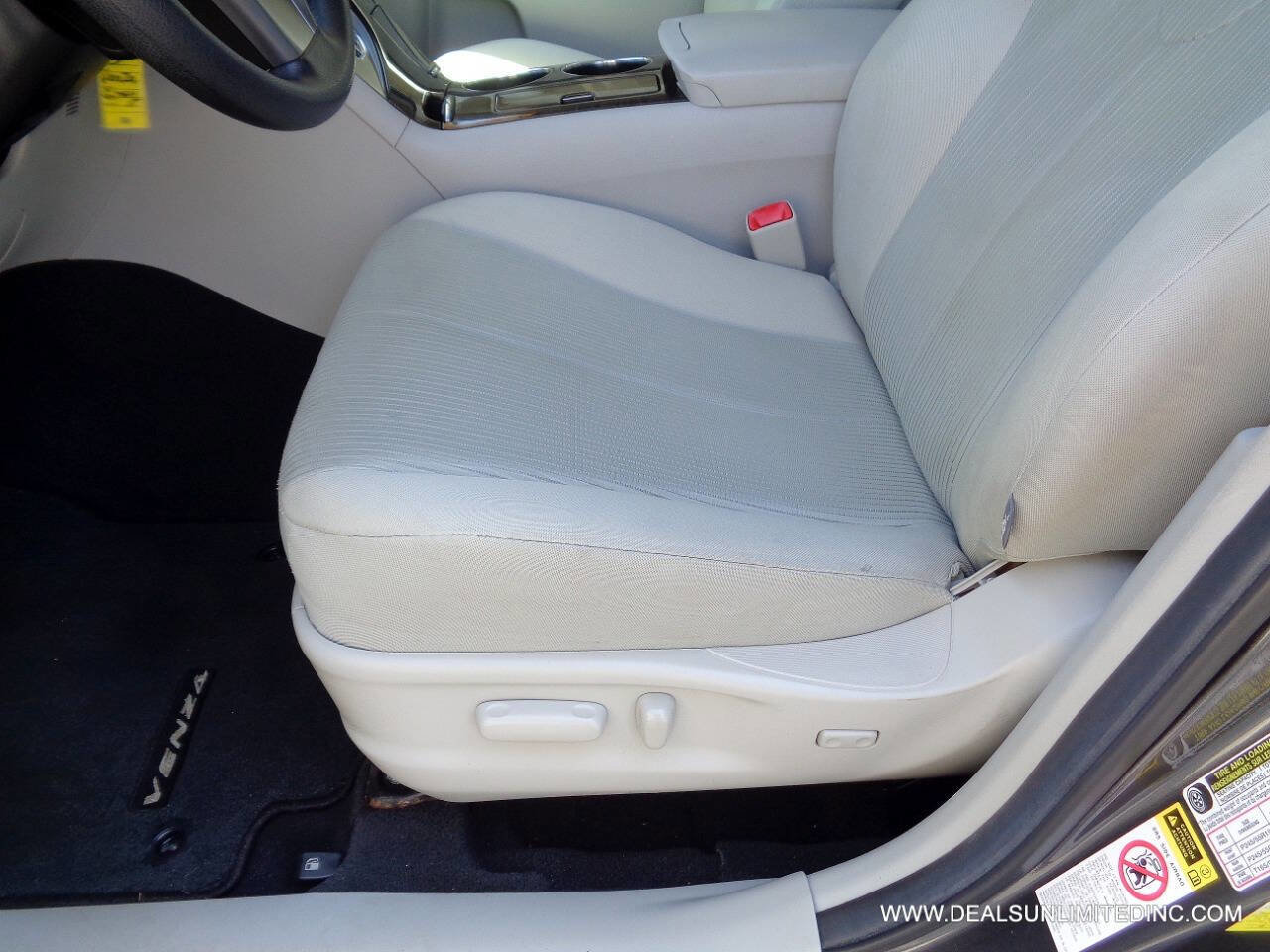 Used 2015 Toyota Venza LE FWD image 8