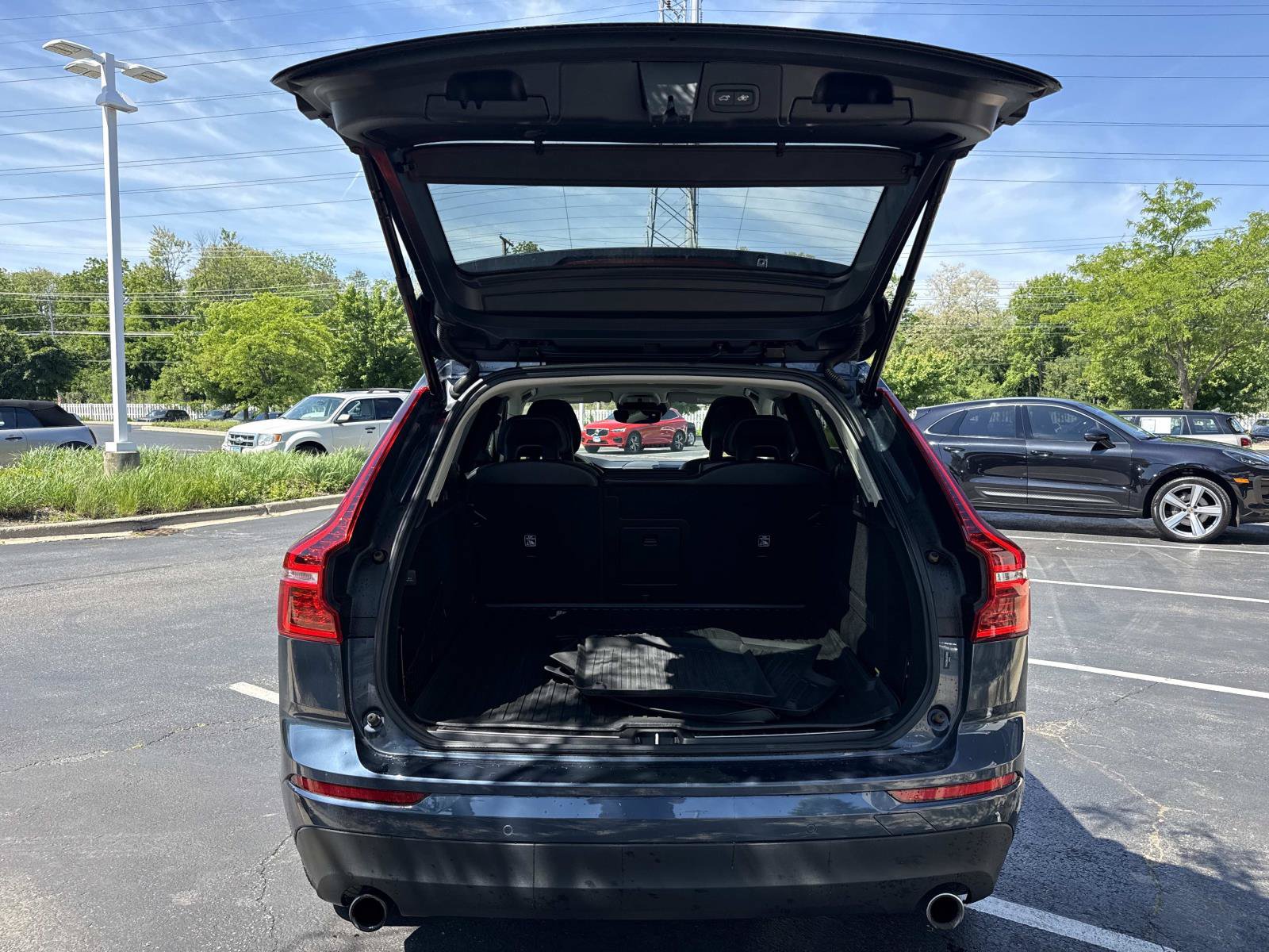 Used 2018 Volvo XC60 T6 Momentum w/ Convenience Package AWD/4WD image 9
