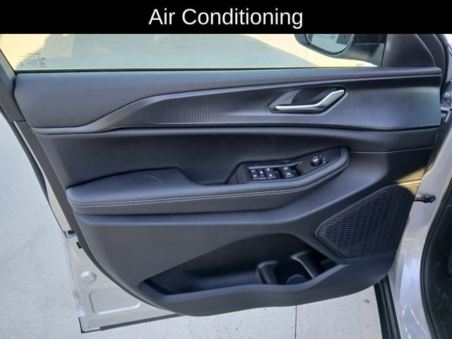 New 2025 Jeep Grand Cherokee L Laredo image 12