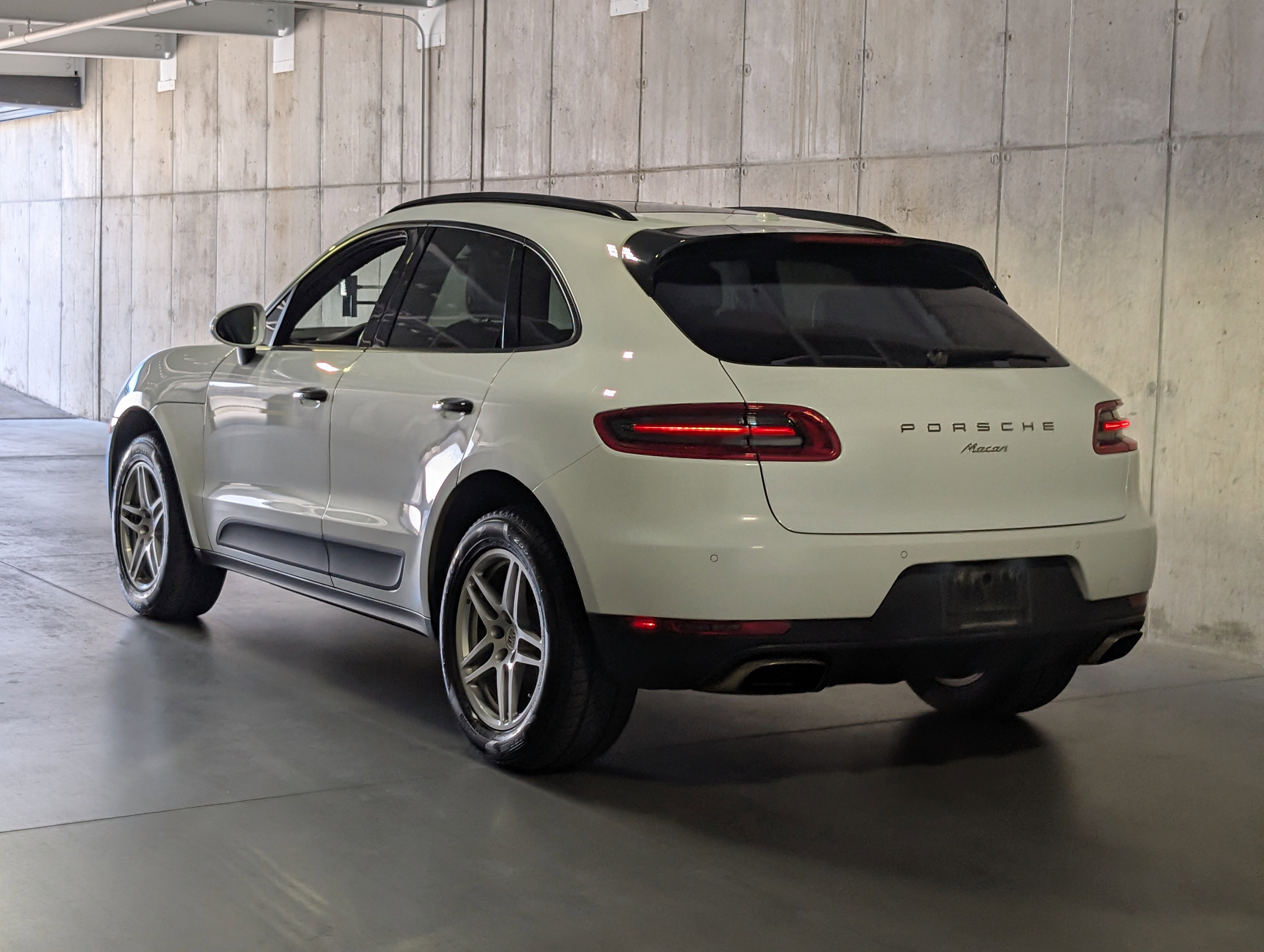 Certified 2018 Porsche Macan AWD/4WD image 3