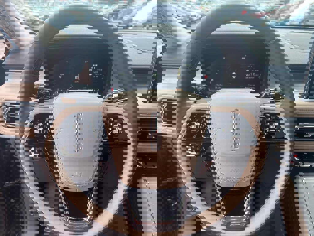 Used 2023 Lincoln Aviator AWD w/ Premium Package image 18