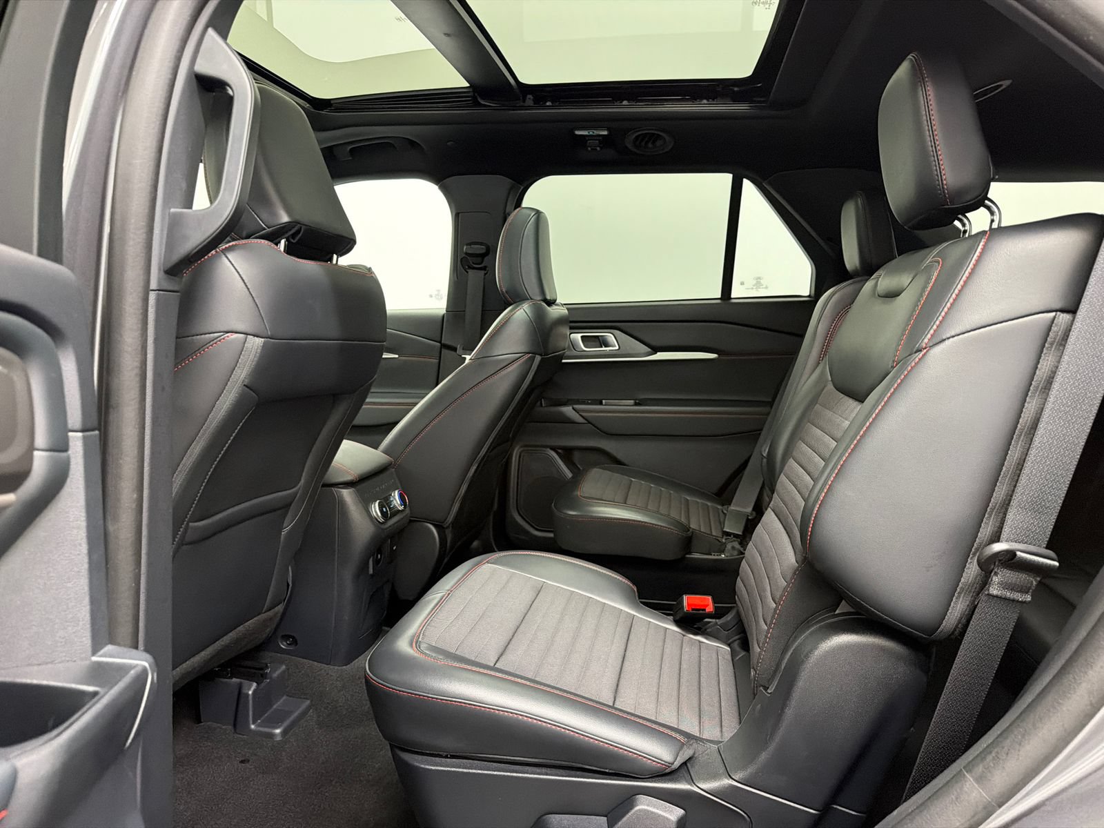 Used 2025 Ford Explorer ST-Line AWD/4WD image 21