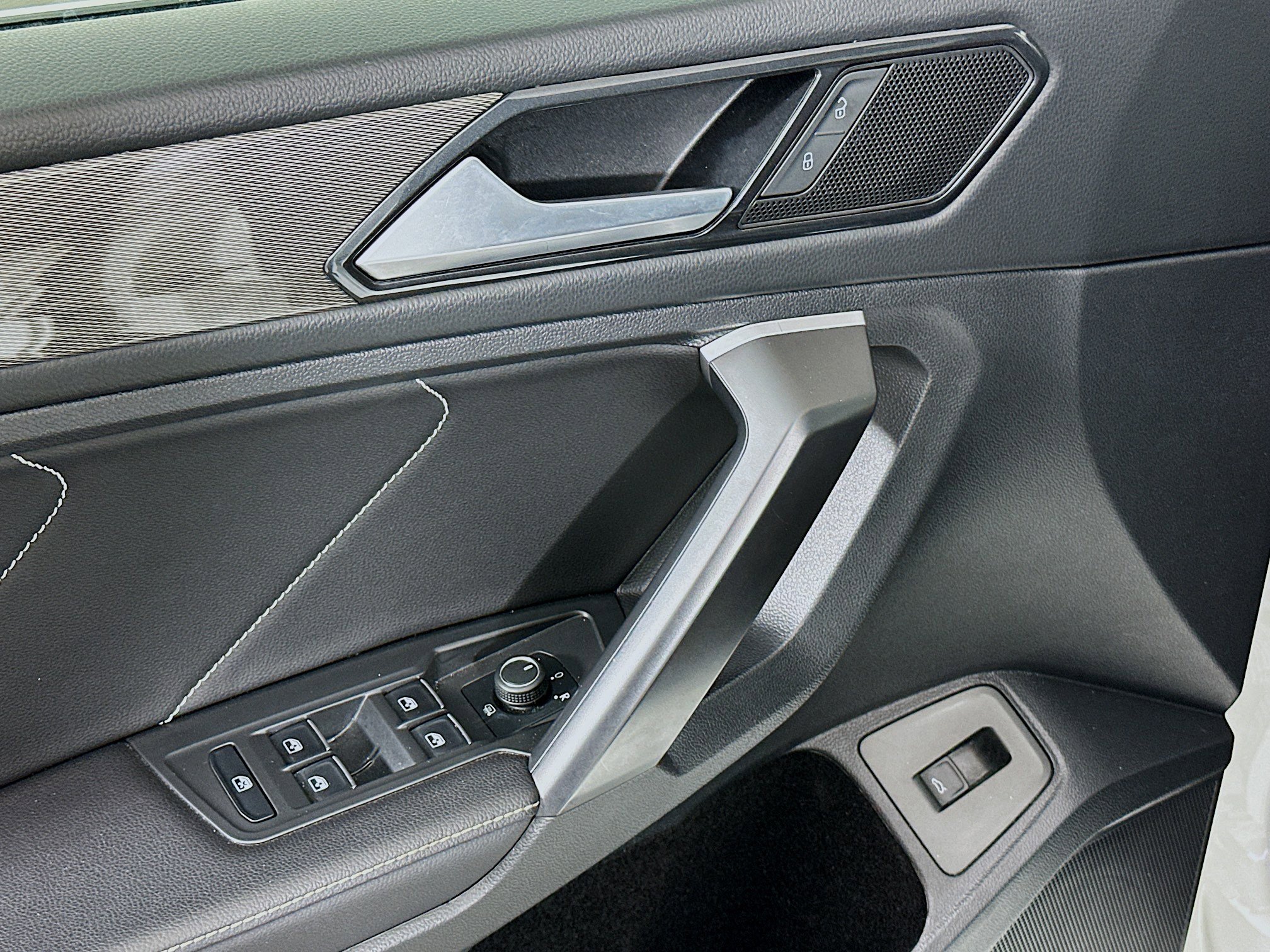 Used 2024 Volkswagen Tiguan SE image 15