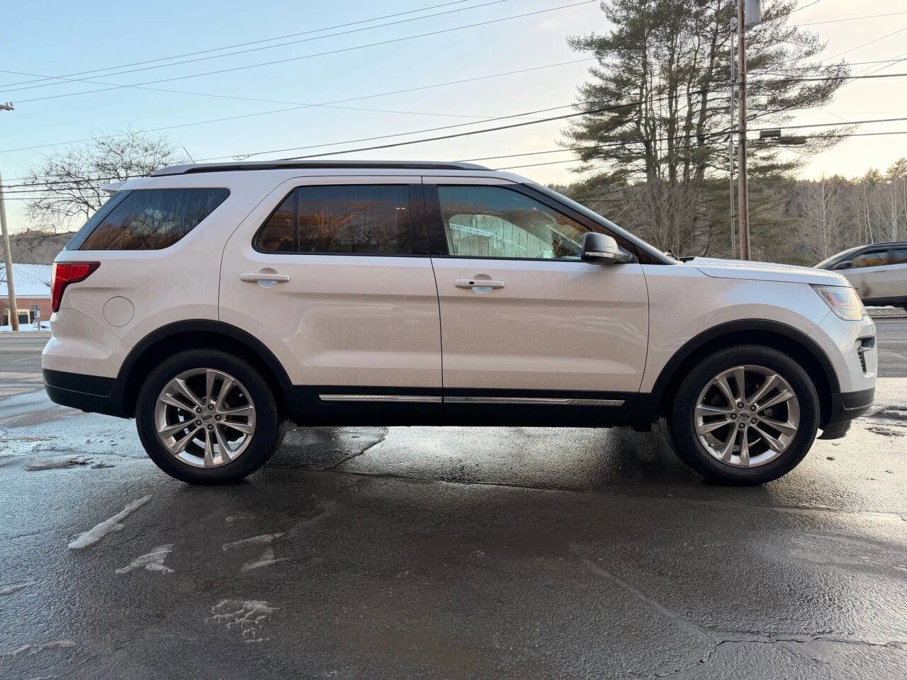 Used 2019 Ford Explorer XLT w/ Equipment Group 202A image 4
