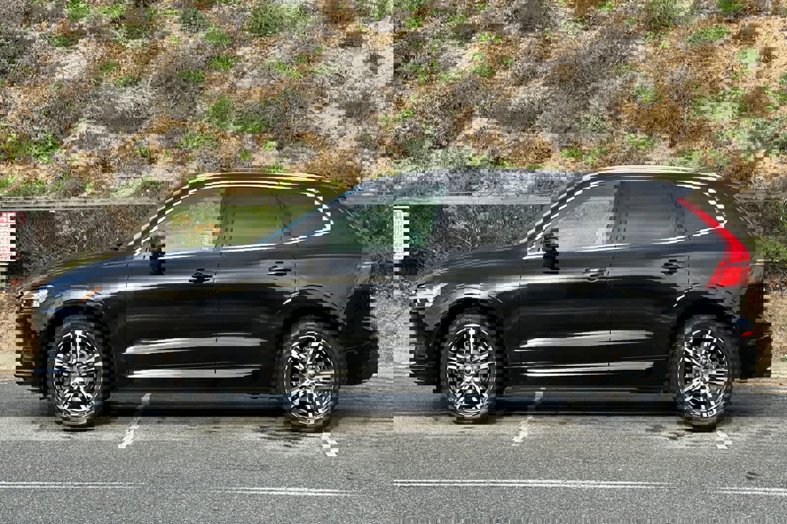 Used 2018 Volvo XC60 T5 Momentum w/ Convenience Package image 9