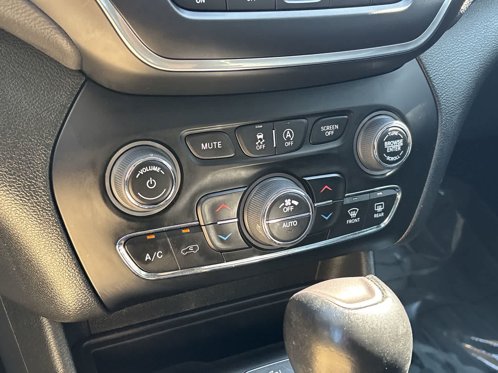 Certified 2023 Jeep Cherokee Altitude Lux AWD/4WD image 26
