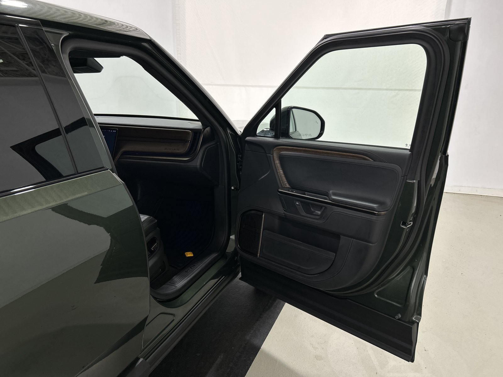 Used 2025 Rivian R1T Premium AWD/4WD image 18