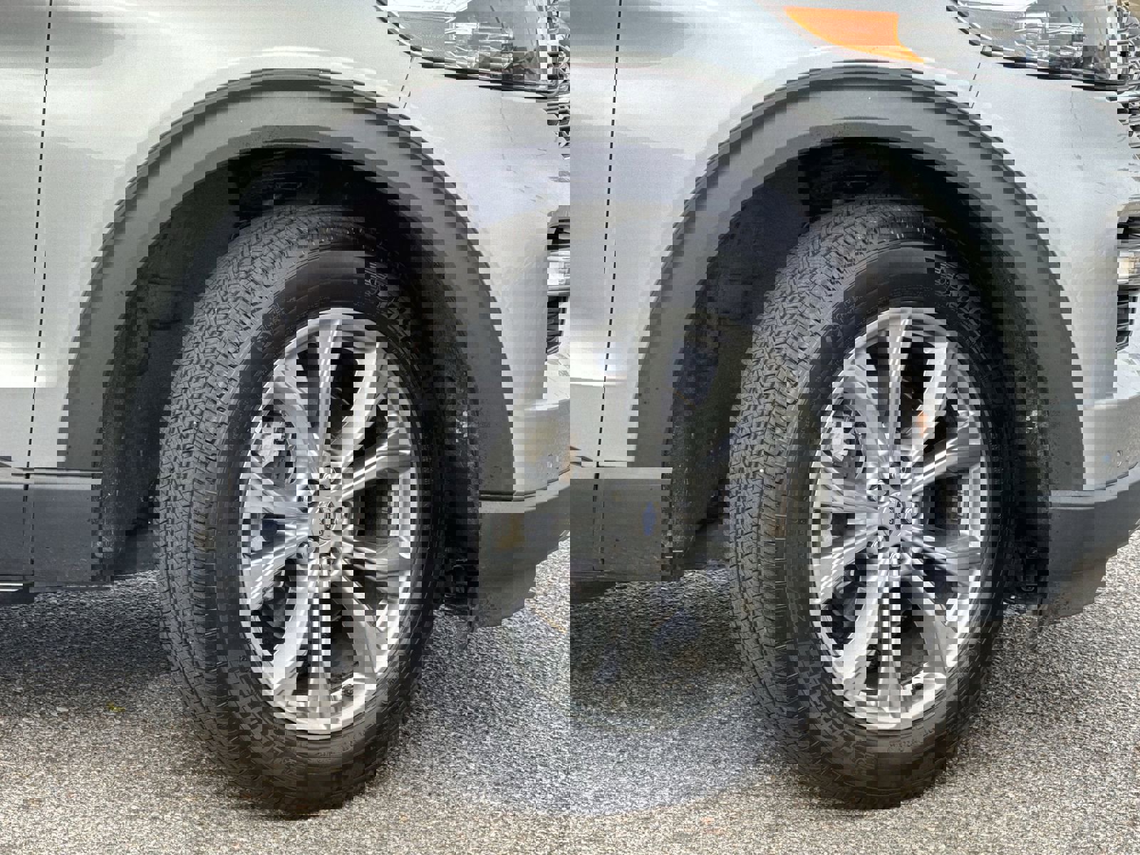 Used 2024 Ford Explorer Limited image 12