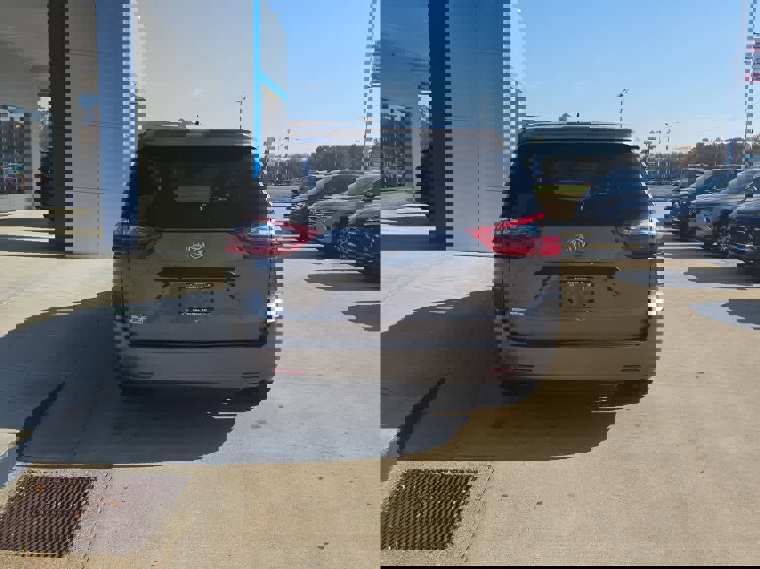 Used 2020 Toyota Sienna L image 8