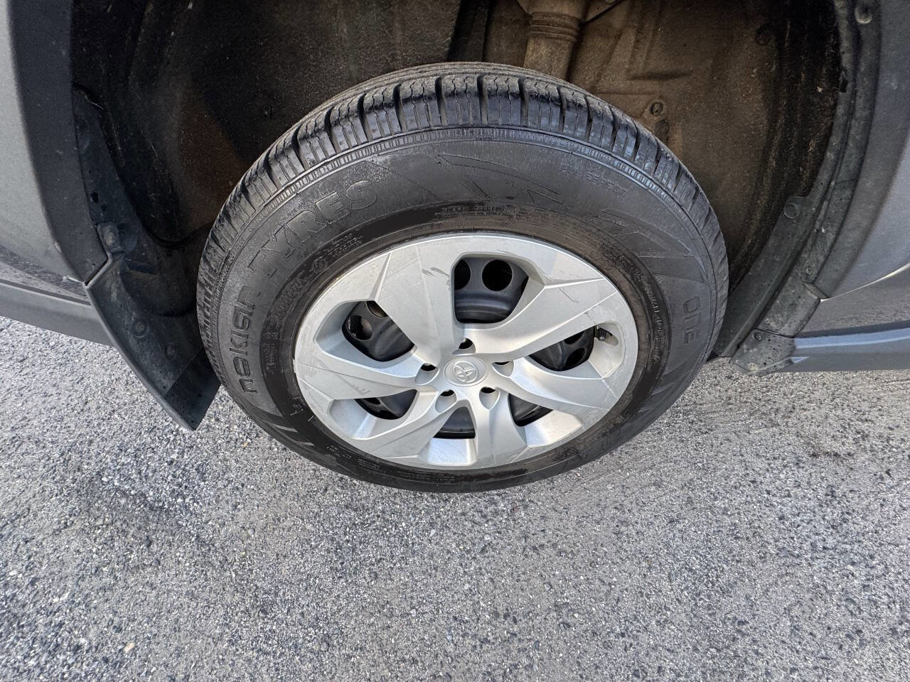 Used 2020 Toyota RAV4 LE image 39
