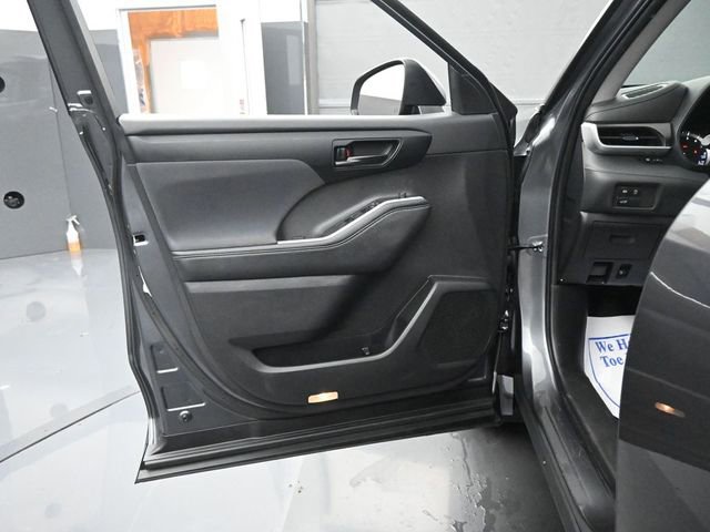 Used 2024 Toyota Highlander LE image 12