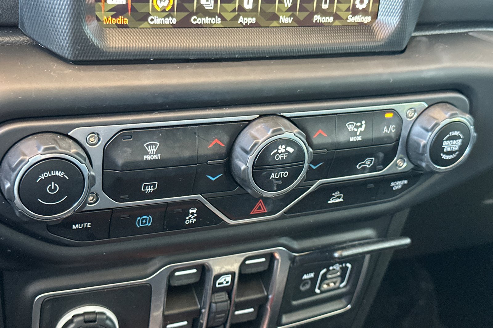 Used 2023 Jeep Wrangler Unlimited Sahara AWD/4WD image 23