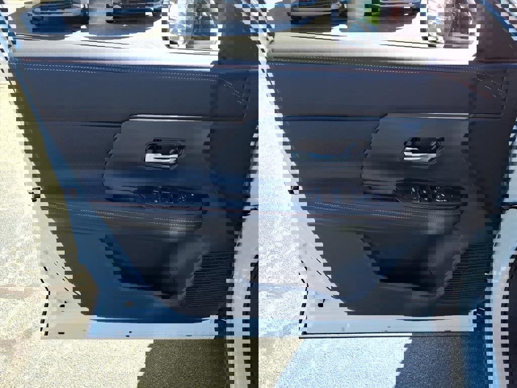 New 2026 Nissan Kicks SR w/ Cold Weather Package image 7