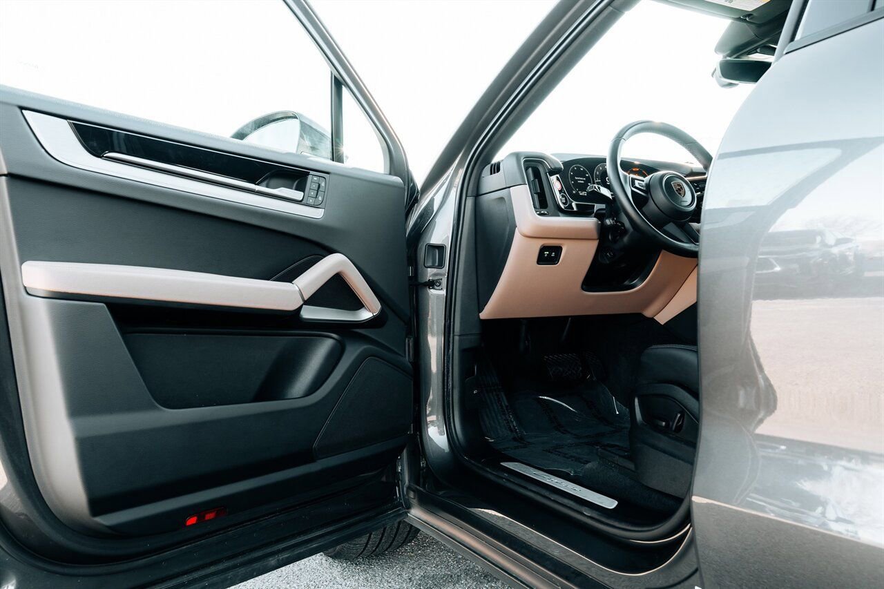 Used 2024 Porsche Cayenne Coupe image 16