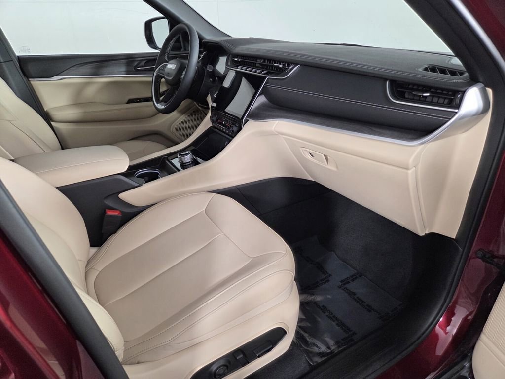 Certified 2025 Jeep Grand Cherokee Limited w/ Black Appearance Package image 37