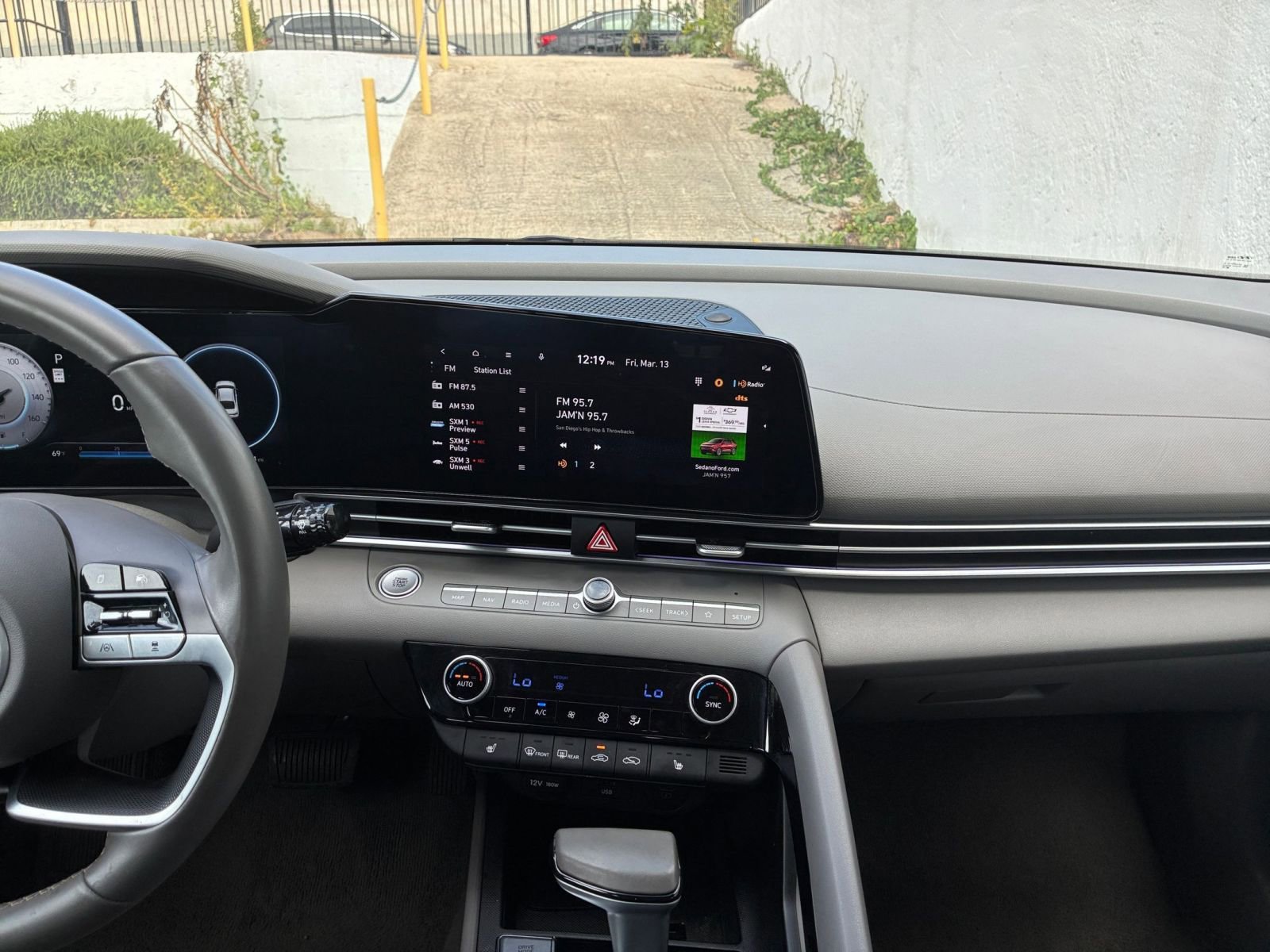 Used 2025 Hyundai Elantra SEL image 17