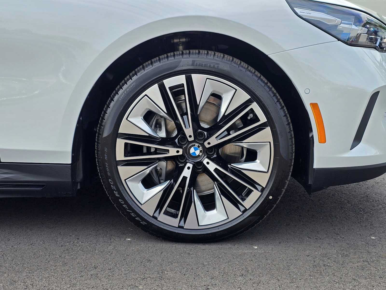 Used 2026 BMW i5 eDrive40 w/ Executive Package RWD image 10